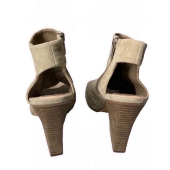 Vince Camuto VC-KENTVI Perforated Suede Peep Toe Zip Ankle Booties Beige Sz 11 - Picture 5 of 8